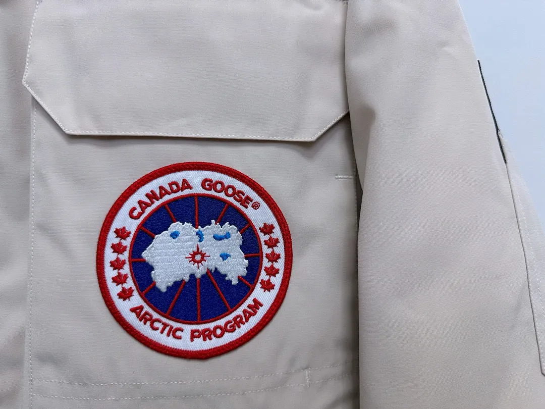 P780 Top Purchasing Version Autumn Beige (Wolf Hair Optional) 🇨🇦CANADA GOOES 24 New Models 08/Couple Style Factory Direct Supply: Supplying global purchasing agents, micro-businesses, entities, Tmall, high-end stalls and studios, free shipping! Canada Goose Expedition Parka 2008 is the same style for men and women. It is mid-length and the most timeless classic. All Arctic and Antarctic scientific expedition teams choose Canada Goose as their cold-proof equipment. It is the Rolls-Royce of down jackets. ➖ Industry-leading anti-counterfeiting chip sensing. ➖ Imported Behringer embroidery machines and customized embroidery labels, the highest level and industry leading. ➖ Imported Korean 21-count polyester-cotton blended original fabric, TC85 waterproof coated fabric, water-repellent, windproof and wear-resistant. ➖ The new national standard 80 white duck down is filled with an average of 520 grams of down. The amount of down filled is industry-leading. ➖ 100% nylon lining with double double-layer sealing design to prevent velvet running, and seamless thread design on the cuffs! ➖ Western Canadian Green Wolf Collar. ➖ Yoshida YKK provides original factory-customized electroplated sliders. YKK two-way lockable zippers are tight and smooth and do not peel off paint. ➖ 3M composite Velcro is durable and the accessories and hardware are all custom-made. Note: Our copywriting is only simple and clear. Instead of bragging about the copywriting, it is better to compare and understand with samples. Only for the purest goose, the most dedicated, the most professional, the highest quality, the highest cost performance!  Size:XS-XXL
